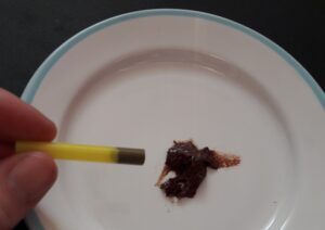 stolice uvnitř slámky.jpg